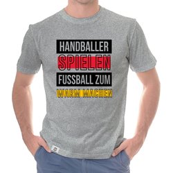 Herren T-Shirt - Handballer spielen Fußball zum Warmmachen